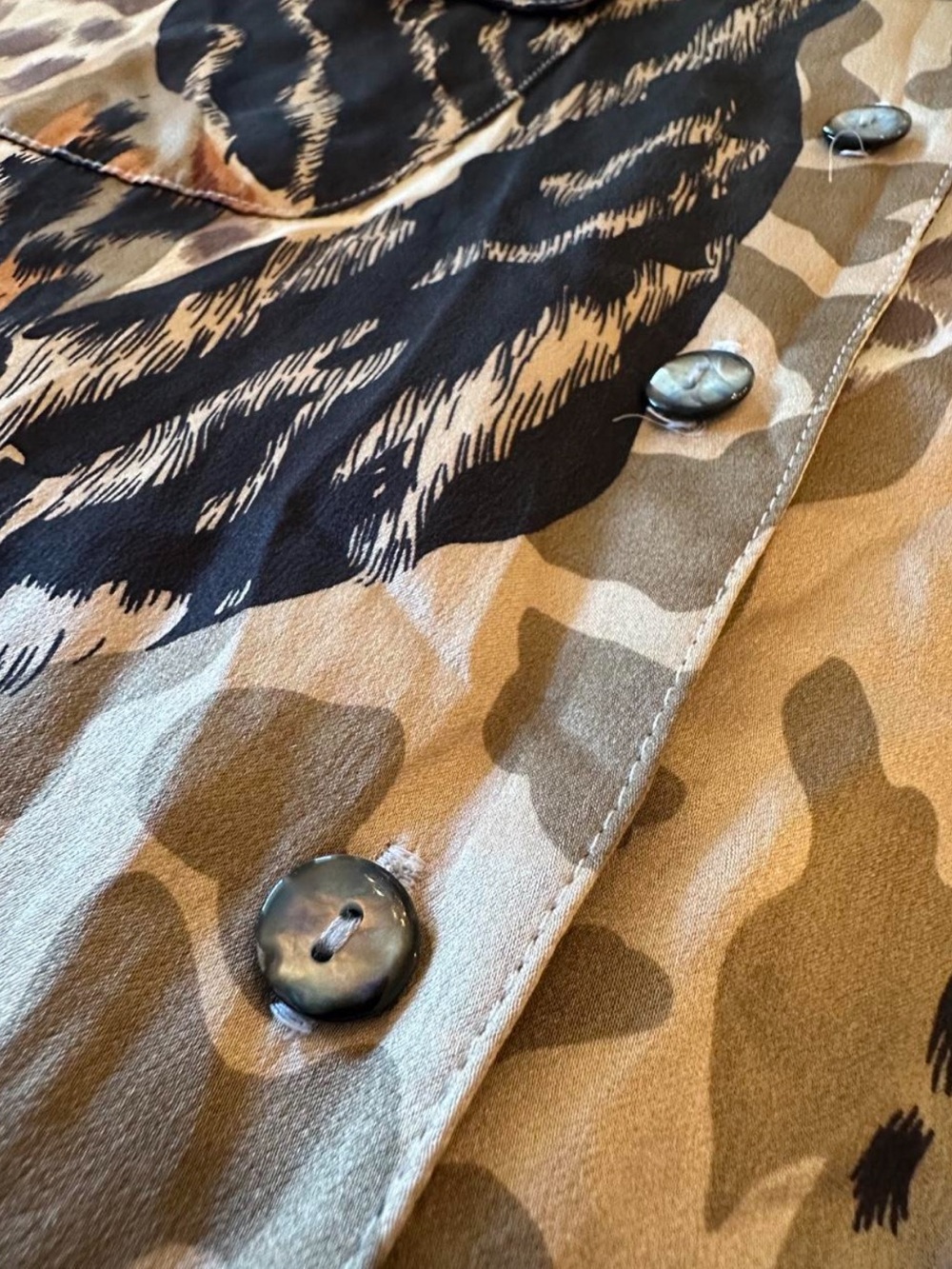 August Silk 100% Silk Animal Print Safari Button Down Blouse L Quiet Luxury - Picture 4 of 8